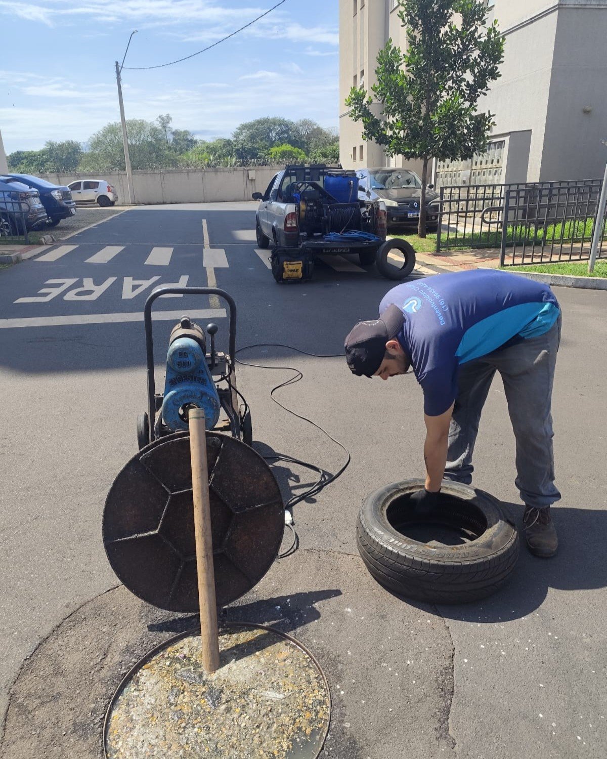 Profissional da Desentupidora Crispim realizando um atendimento em Ribeirão Preto